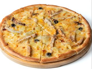 Пицца с курицей и ананасами