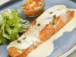 Молодой лосось в сливочном соусе