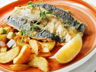 Жареная скумбрия с овощами