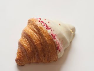 Круассан с заварной малиной