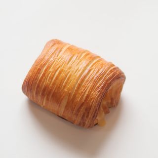 Слойка с куриной ветчиной и сыром (85г)