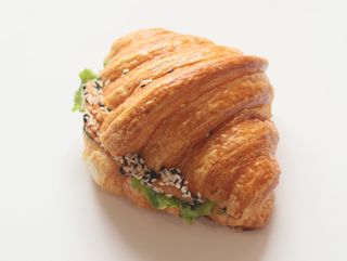 Круассан с семгой