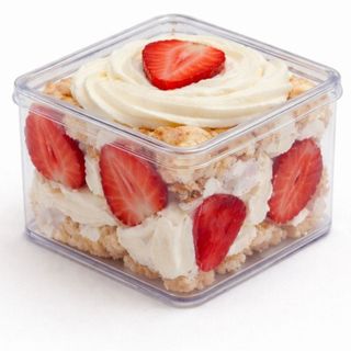 Десерт меренга с клубникой (200г)