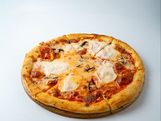 Пицца с курицей и грибами