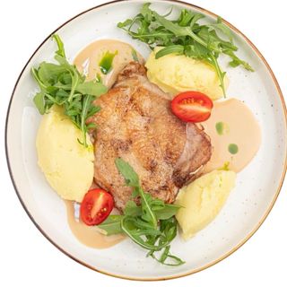 Цыпленок с картофелем и сливрчным соусос