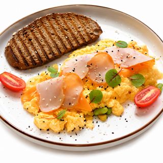 Скрэмбл с курицей и сыром