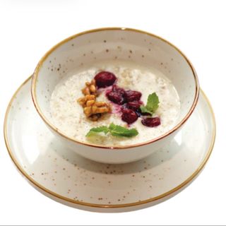 Овсяная каша с клубничным соусом и грецким орехом