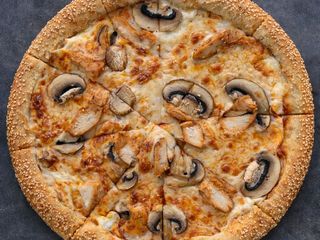 Пицца с курицей и грибами