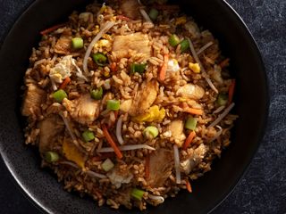 Жареный рис с креветками (690г)