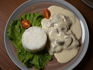 " Говядина под сливочно-сырным соусом с грибами"