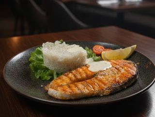 Стейк сёмги со сливочным соусом и рисом