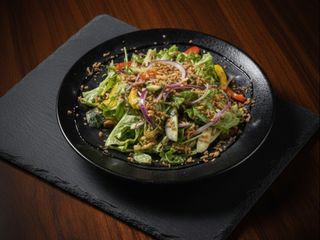Салат с говяжей вырезкой,свежими овощами и ореховым соусом