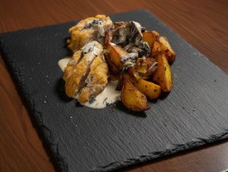 Курица с запечённым картофелем и грибным соусом