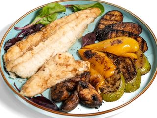 Судак с овощами