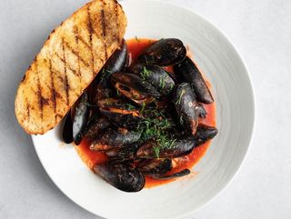 Мидии в томатном соусе