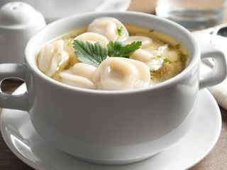 Пельмени с бульоном