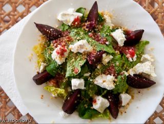 Салат с козьим сыром и запеченной свеклой