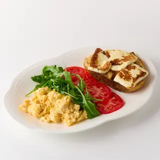 Тост с халуми и скремблом и помидорами