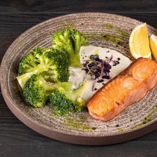 Стейк из семги с брокколи