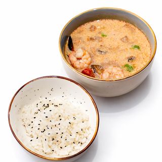 Том ям с морепродуктами