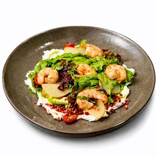 Салат с креветками и грушей