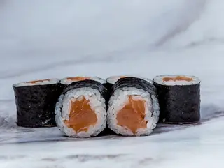 Маки с лососем