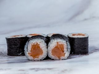 Маки с лососем