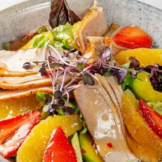 Сладкая утка с клубникой и апельсином