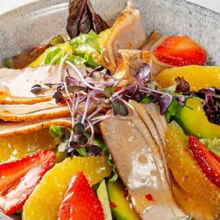 Сладкая утка с клубникой и апельсином
