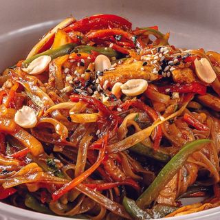 Удон с курицей и овощами