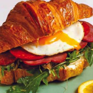 Круассан с ростбифом