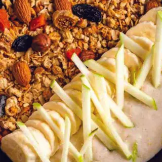 Овсянка с гранолой и бананом