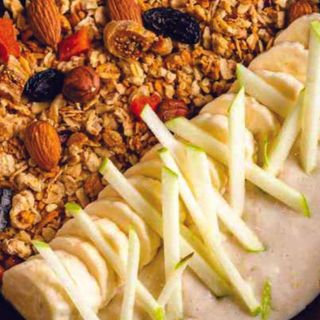 Овсянка с гранолой и бананом