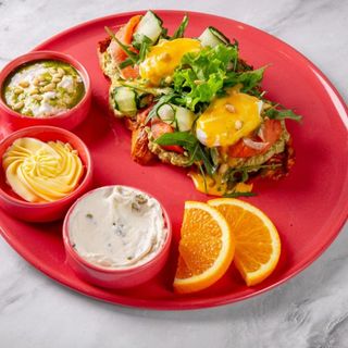 Круассан с лососем