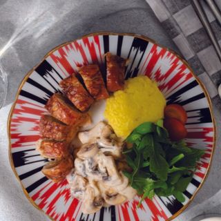 Куриный рулет в сливочно-грибном соусе