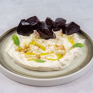 Запеченная свекла с йогуртовым соусом