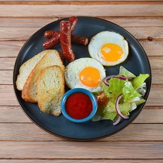 Яичница с охотничьими колбасками