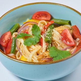 Удон с курицей и овощами (280 г)