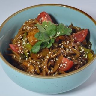 Соба с говядиной и овощами (280 г)