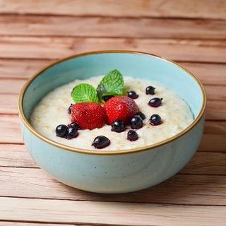 Овсяная каша с ягодами