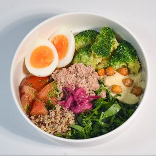 Тунец, хумус, киноа