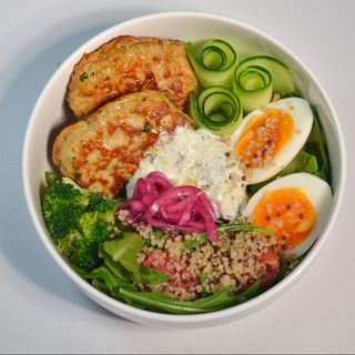 Боул кэфтедес, огурец, киноа