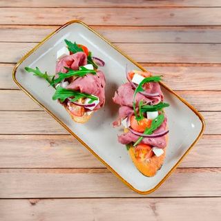 Брускетты с говядиной