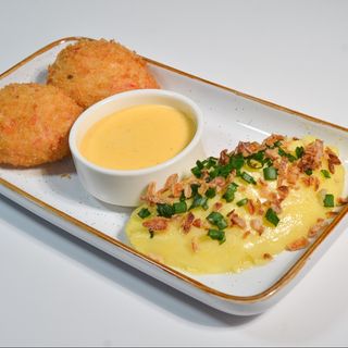 Краб-кейк с пюре и соусом голландез