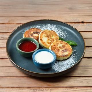 Сырники со сметаной и ягодным соусом