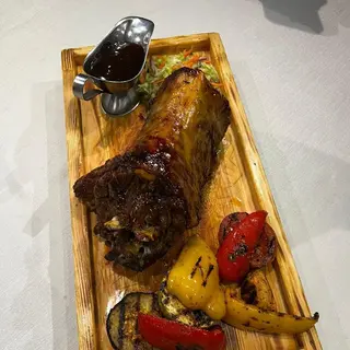 Баранья шея конфи с пряными травами