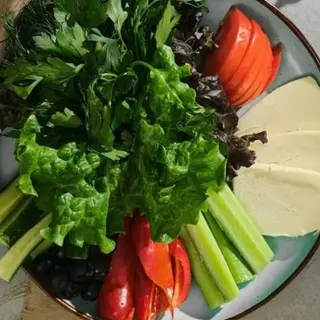 Овощная нарезка с брынзой(200г)