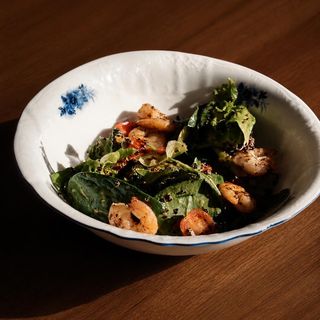 Салат с креветками и киноа