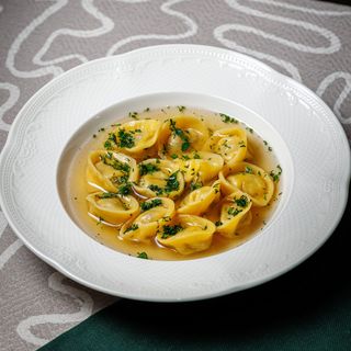 Домашние пельмени с бульоном