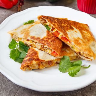 Кесадилья с цыпленком и овощами